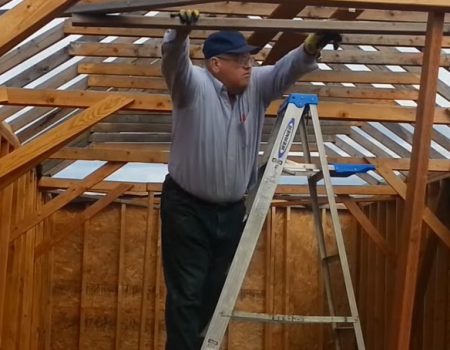 Virales Video „Hobbyhandwerker Edward Olsen nimmt oscarreifen Leiter-Fall mit Humor“