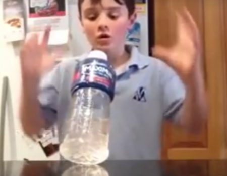 Virales Video „Junge völlig schockiert von der Physik und seinen Qualitäten als Bottle-Flipper“