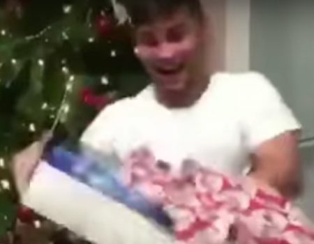 Virales Video „Katze kann sich beim Auspacken der Geschenke nicht mit freuen“