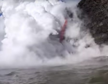 Virales Video „Aus dem Kajak heraus einen spektakulären Lava-Wasserfall mit Freunden bewundern“