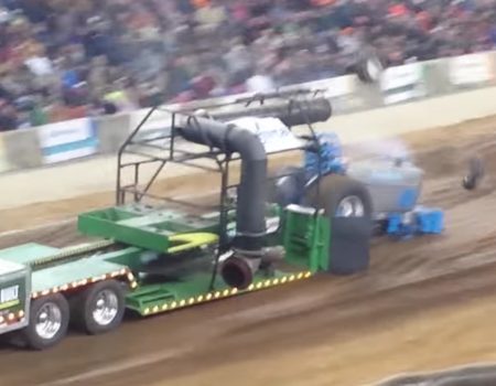 Virales Video „Syngenta-Traktor verliert beide Frontreifen bei einem Schlepper-Wettkampf“