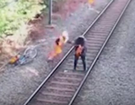 Virales Video „Betrunkener Fahrradfahrer vor herannahendem Zug gerettet“