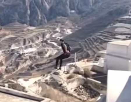 Virales Video „Junger Mann springt von einem Hausdach zu einem anderen Hausdach in luftiger Höhe“
