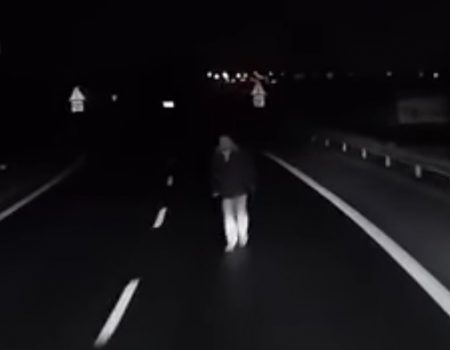 Virales Video „Slowakischer Truckfahrer entkommt auf der Autobahn hauchdünn einem Zusammenstoß mit einem Mann“