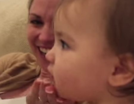 Virales Video „Baby führt Telefonat mit einem weiteren Baby ganz modern über Apple’s Facetime“