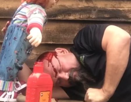 Virales Video „Chucky die Mörderpuppe soll den eigenen Vater vor der Tür ermordet haben“