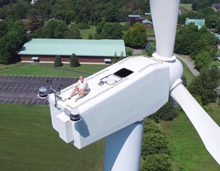 Virales Video „Drohne ertappt Mann auf einer Windturbine bei einem Sonnenbad 200 Meter über der Erde“
