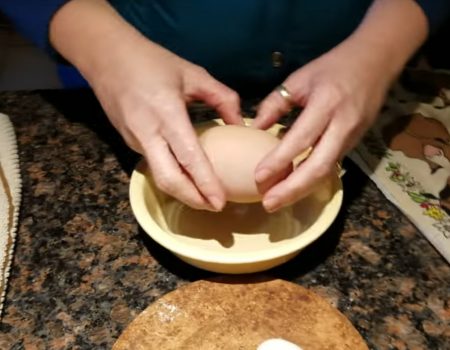 Virales Video „Ein Huhn legt ein Ei in einem Ei und generiert Youtube-Hit“