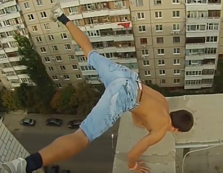 Virales Video „Handstand auf dem Dach eines 10-stöckigen Wohnkomplexes in Russland“