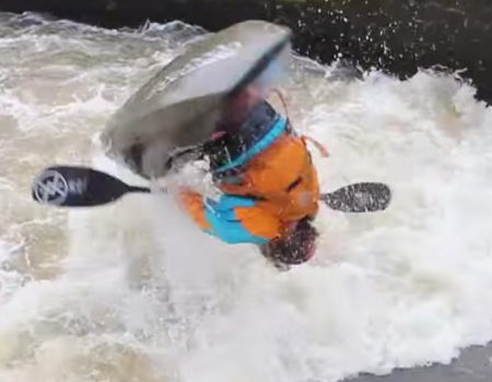 Virales Video „Geübter Kajak-Fahrer mit einem Freestyle-Looping in einem Fluss in Kanada“