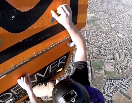 Virales Video „Klettern auf einer Kletterwand in 4.000 Metern Höhe mithilfe eines Heißluftballons und einem Fallschirm“