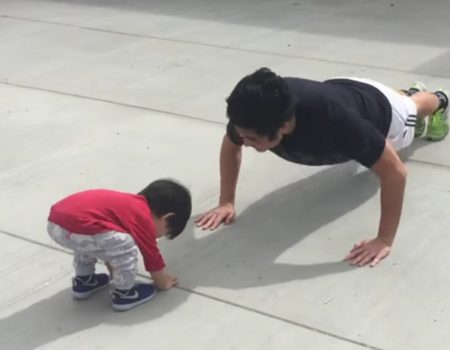 Virales Video „Kleines Kind versucht die Liegestützen seines Vaters nachzueifern und versagt kläglich“