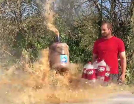 Virales Video „Unerwartete Explosion bei einem Experiment mit 19 Litern Dr. Pepper Cola und 40 Mentos“