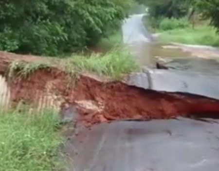 Virales Video „Straße in Texas lässt durch starke Überflutung nach und wird einfach weggetrieben“