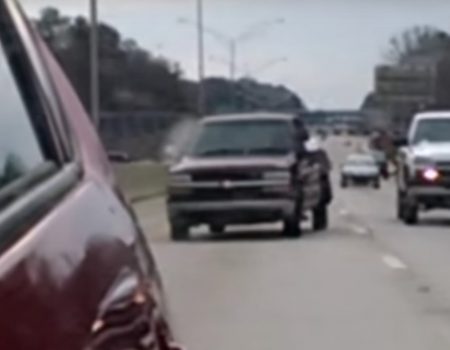 Virales Video „Autofahrer ist nach einem Blick in den Rückspiegel verblüfft über seinen Hintermann“