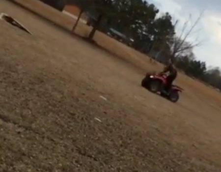 Virales Video „Schanzen mit einem Quadbike geht schief und zerschmetterte die Schulter des Fahrers“
