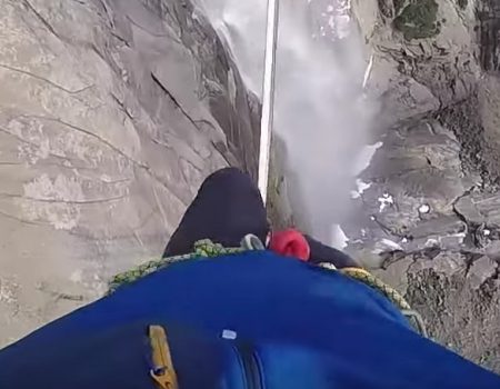Virales Video „In 700 Metern Höhe auf einem Seil bei den Yosemite Wasserfällen über Mammutbäumen und Granitfelsen“