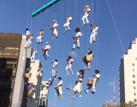 Virales Video „Band wird bei einer Veranstaltung in São Paulo mit einem Kran in der Luft gehalten“