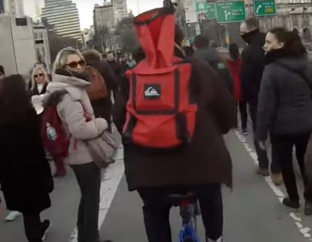 Virales Video „Höflicher Fahrradfahrer weist Passanten auf die Fahrradspur in Brooklyn, New York hin“