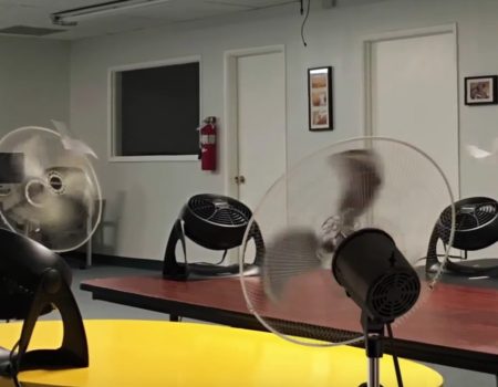 Virales Video „Nerds kreieren in Büroräumen Papierflugzeuge in einer unendlichen Installation“