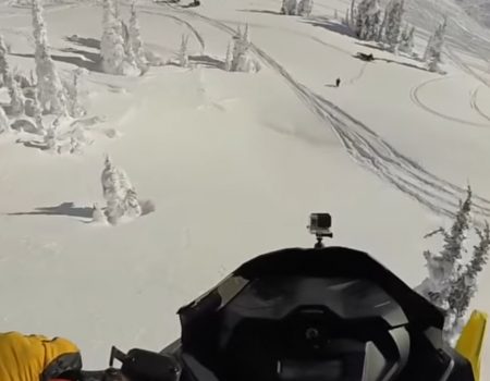 Virales Video „Unerwarteter Sprung mit einem Schneemobil endet in einem Totalschaden“