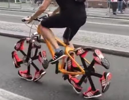 Virales Video „Das Schuh-Fahrrad ist eine echte Alternative zum nervigen Aufpumpen von Reifen“