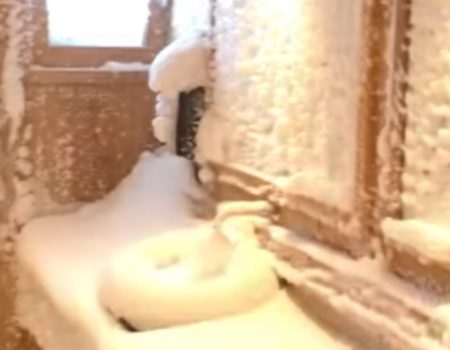 Virales Video „Aus Versehen das Toilettenfenster beim Skiurlaub offen gelassen“