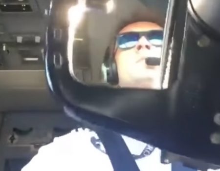 Virales Video „Pilot bei der Arbeit kämpft sich durch Wind und Wetter mit einer Boeing 737“