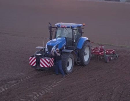 Virales Video „Drohne ärgert armen Farmer während seiner Arbeit auf dem Feld am frühen Abend“