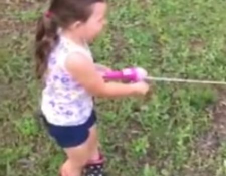 Virales Video „Junges Mädchen fängt mit ihrer pinken Spielangel einen großen Fisch“