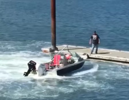 Virales Video „Dicklicher Mann schmeißt sich auf ein Motorboot und verhindert Schlimmeres“