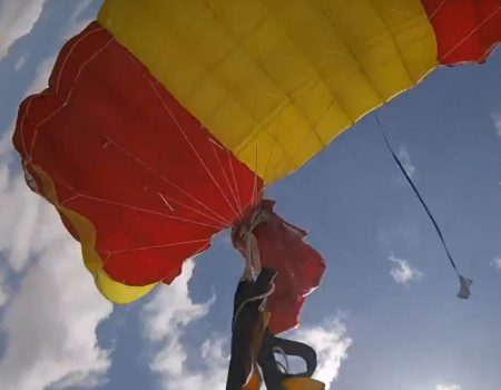 Virales Video „Gleitschirmfliegen: Paraglider verhindert Unfall während dem Paragliding“