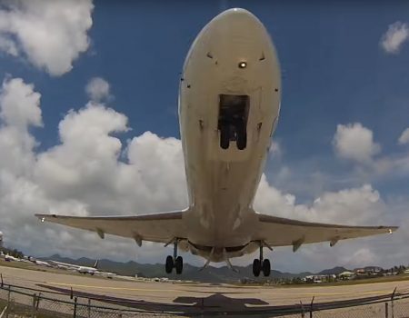 Virales Video „Der berühmt berüchtigte Flugplatz St. Maarten in der Karibik mit knappen Manövern“