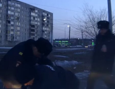 Virales Video „Während dem Autofahren der russischen Polizei bei einer Verhaftung helfen“