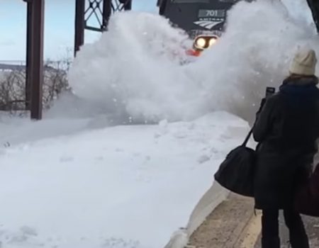 Virales Video „Spektakuläre Ankunft eines Zuges in Slow-Motion nach einem längeren Schneefall“