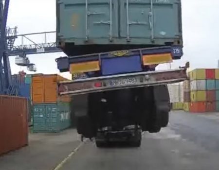 Virales Video „Der Fehlerteufel verfolgt uns alle und holte diesen LKW-Fahrer beim Abladen ein“