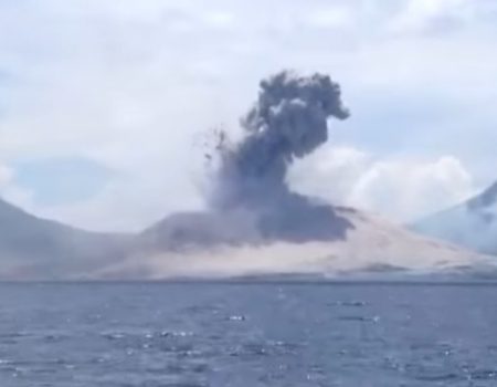 Virales Video „Vulkan-Eruptionen des Vulkans Tavurvur in Papua New Guinea gefilmt von Urlaubern“