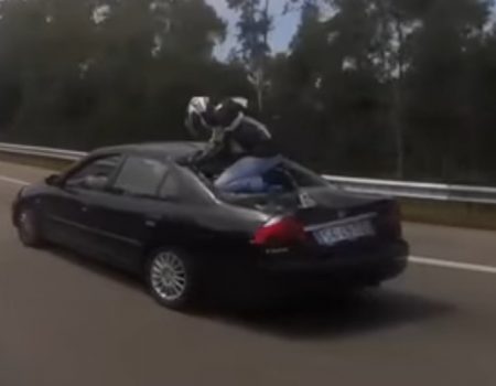 Virales Video „Auffahrunfall mit einem Motorradfahrer endet mit einer eingedrückten Heckscheibe“