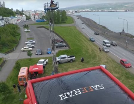 Virales Video „Bag-Jump in 55 Fuß Höhe dokumentiert mithilfe einer Drohne für den eigenen Youtube-Kanal“