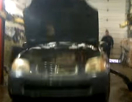 Virales Video „Wie man mit einem Kundenauto auf der Hebebühne in der Werkstatt nicht umgehen sollte“