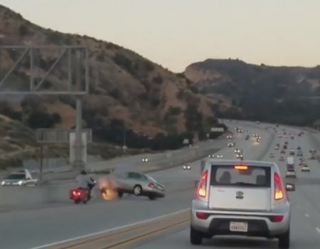 Virales Video „Dramatischer Unfall auf der Autobahn zwischen einem Rollerfahrer und einem Auto in Santa Clarita“