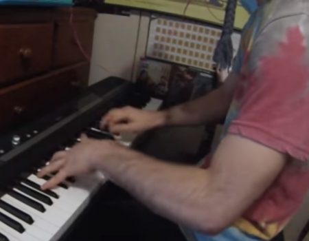 Virales Video „Junger Mann dokumentiert Fortschritte auf dem Klavier von der ersten bis zur 500. Stunde“
