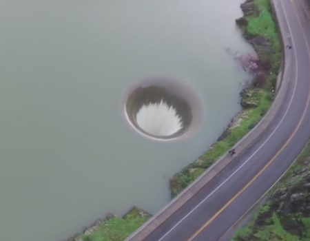 Virales Video „Das gigantische Loch des Lake Berryessa mit einer Drohne eingefangen“