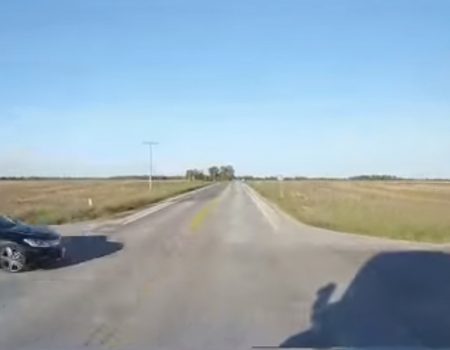 Virales Video „Auto fährt bei Straßenüberquerung im amerikanischen Ohio fast in einen Lastwagen“