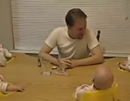 Virales Video „Nicht 1, nicht 2 sondern 4 Babys – Vater bespaßt seine Vierlinge am vollen Essenstisch“