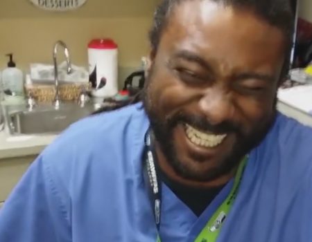 Virales Video „Mann mit wahrscheinlich einzigartiger Lache auf dem gesamten Planeten“