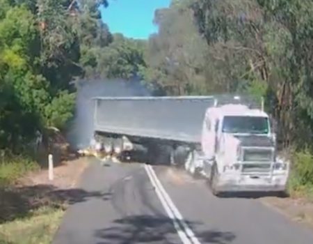 Virales Video „Extrem knappes Manöver eines LKW-Fahrers auf einer schmalen Straße in einem Wald“