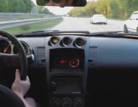 Virales Video „Ein alter Volkswagen zersägt einen Porsche und einen A 350Z Procharger auf der Autobahn“