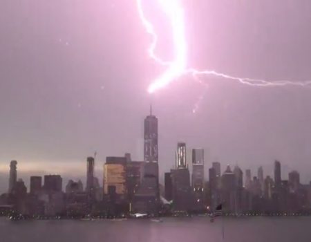 Virales Video „Ein Tourist filmt einen Blitzschlag, welcher in den Freedom Tower in NYC einschlägt“