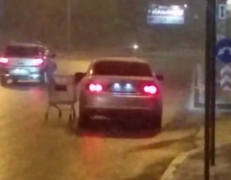 Virales Video „Mann aus der Ukraine verwendet Einkaufswagen als neuen Anhänger für sein Auto“